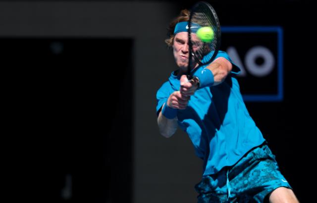 世界杯高清赛事直播-卢布列夫一纪录追平费纳 距500赛四连冠仅差一步